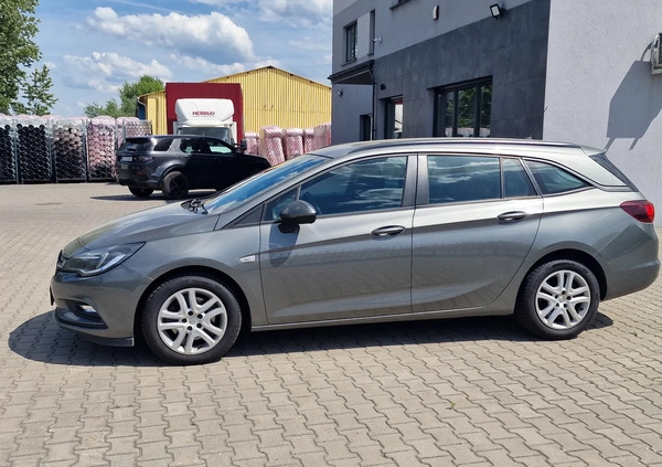 Opel Astra cena 39999 przebieg: 164000, rok produkcji 2019 z Radłów małe 154